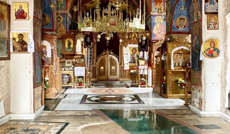 Стаклени под манастира Тврдош