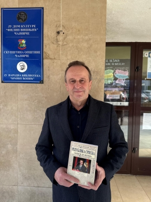 Доктор Драган Ђокановић, испред Народне библиотеке &quot;Бранко Ћопић&quot;, Чајниче - Република Српска