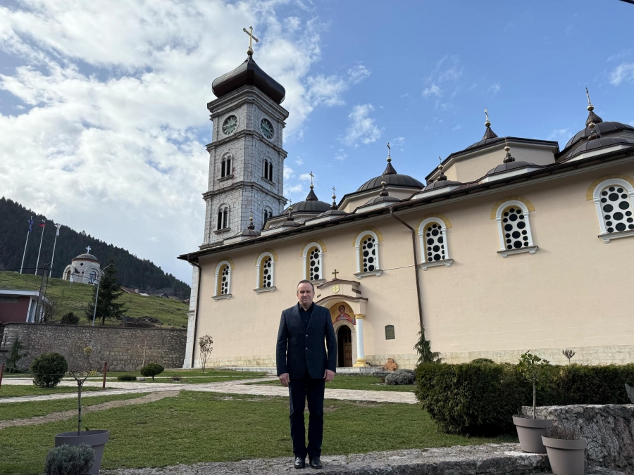 Доктор Драган Ђокановић, у дворишту Манастира Успења Пресвете Богородице, Чајниче - Република Српска 